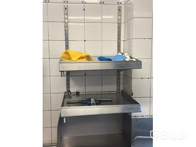 Bänk för diskbackar med avrinning samt sköljbänk