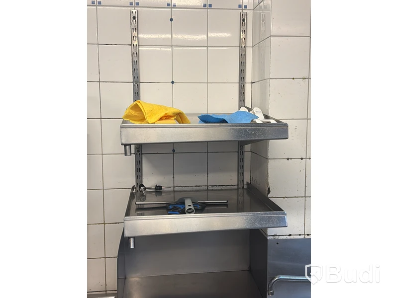 Bänk för diskbackar med avrinning samt sköljbänk