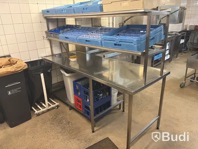 Bänk för diskbackar med avrinning samt sköljbänk