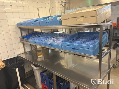 Bänk för diskbackar med avrinning samt sköljbänk