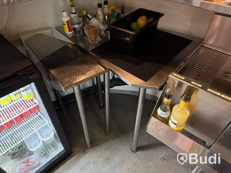 Bar i oval form med röd skiva och belysning, ca 450 x 570 cm