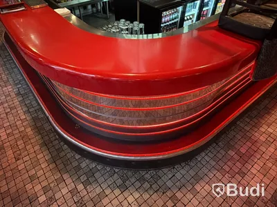 Bar i oval form med röd skiva och belysning, ca 450 x 570 cm