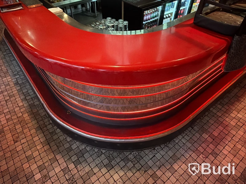 Bar i oval form med röd skiva och belysning, ca 450 x 570 cm
