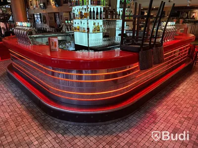 Bar i oval form med röd skiva och belysning, ca 450 x 570 cm