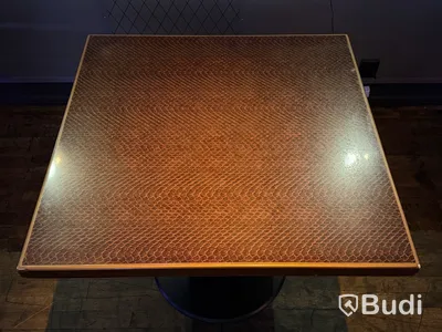 10 st bord, 90 x 90 cm, brunt skinnmönstrat laminat