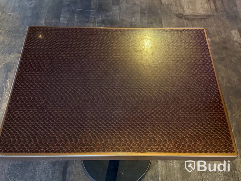 23 st bord, 60 x 80 cm, brunt skinnmönstrat laminat