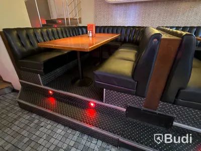 Dubbel sektion med soffbås, upphöjt med bord, Vilax