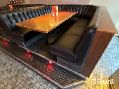 Dubbel sektion med soffbås, upphöjt med bord, Vilax