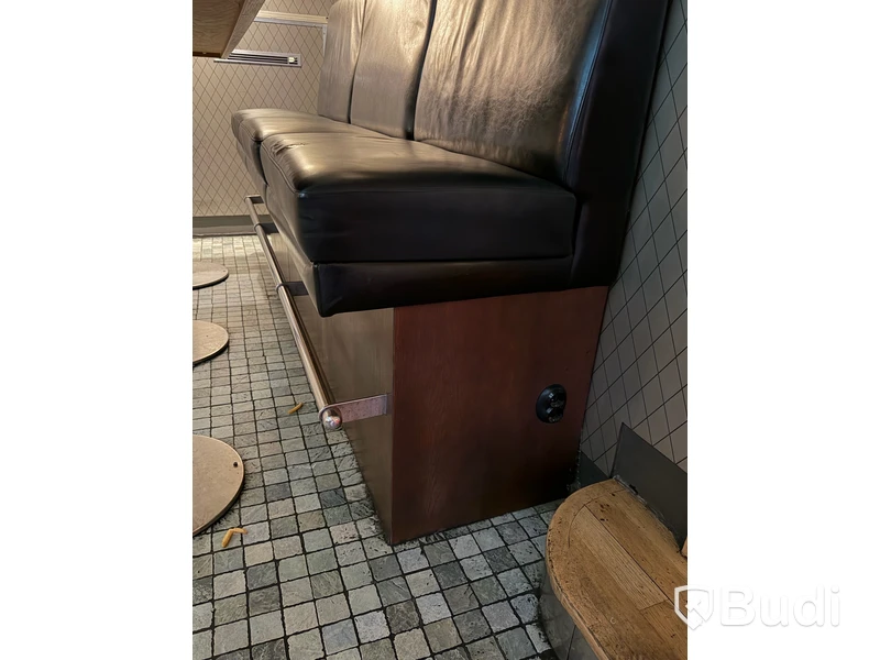 Barbord med hög soffa