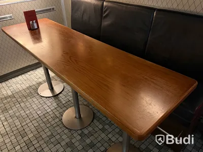 Barbord med hög soffa