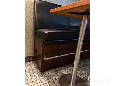 Barbord med hög soffa