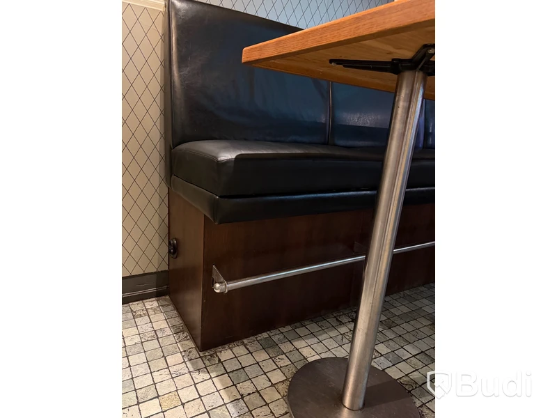 Barbord med hög soffa