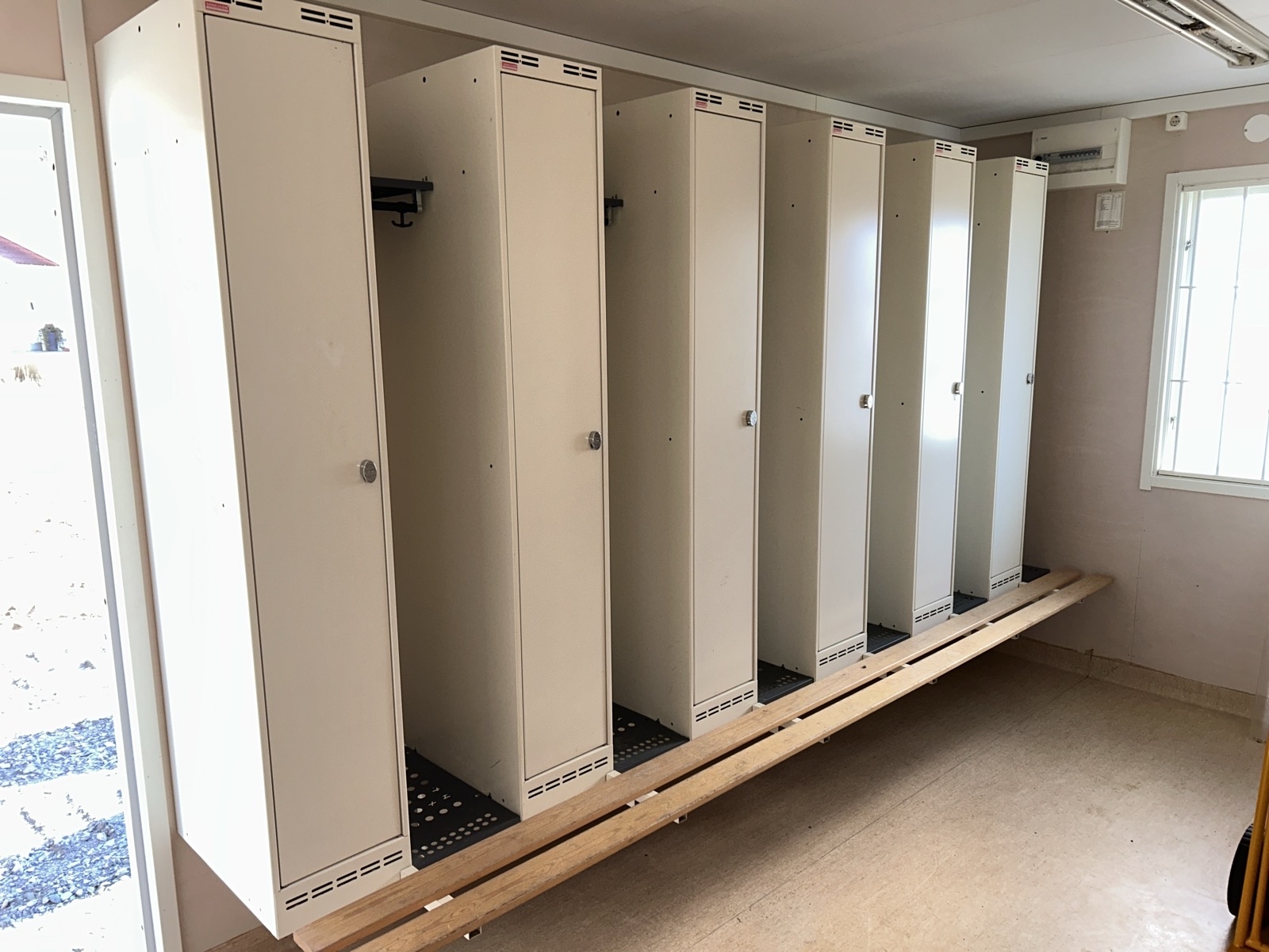 Omklädningsskåp Sonesson, 6 st, beige metall