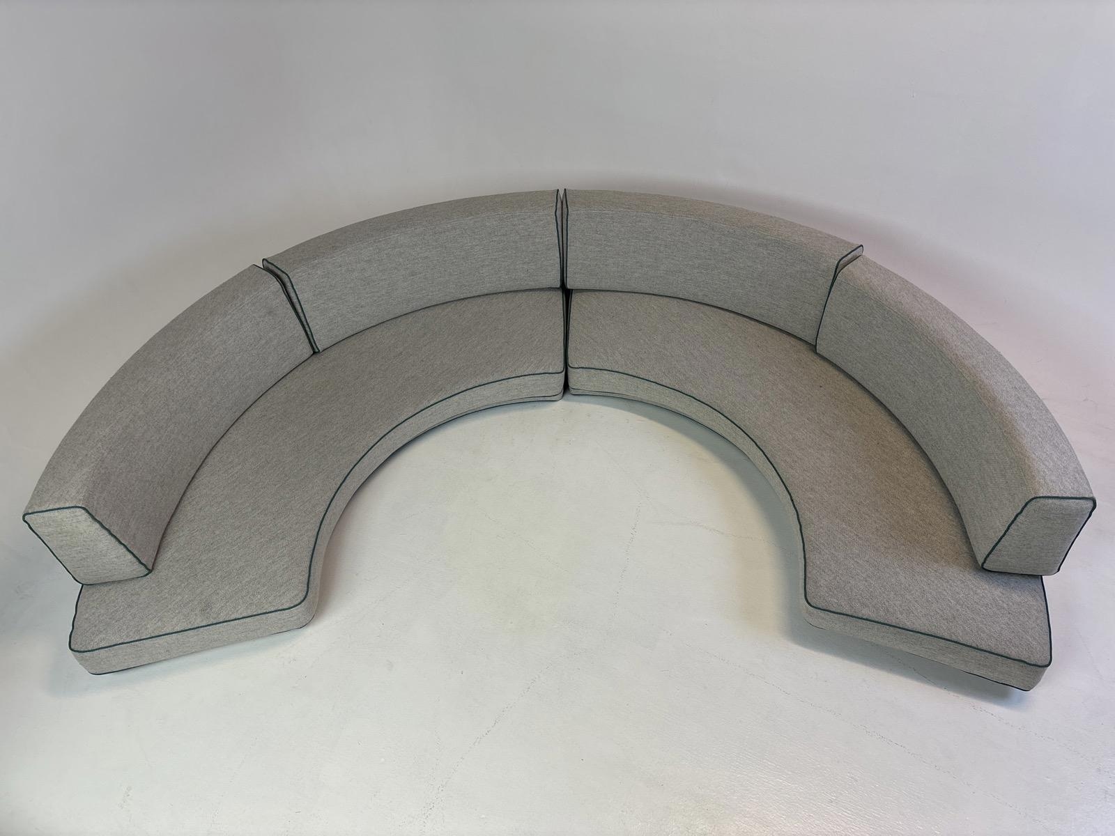 Soffa, halvcirkelformad i två sektioner