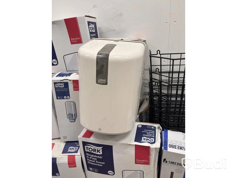 Lot of assorted bathroom products