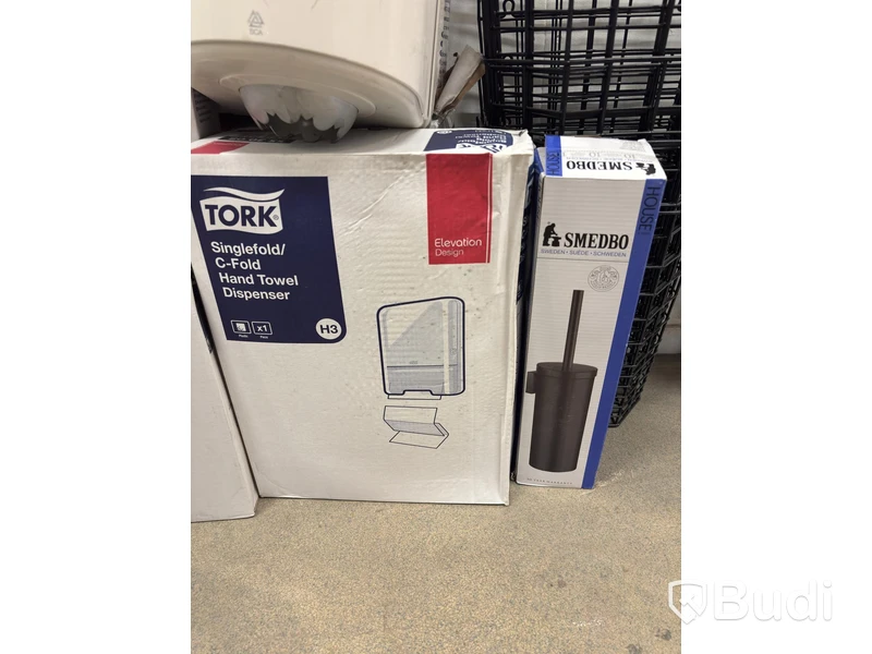 Lot of assorted bathroom products