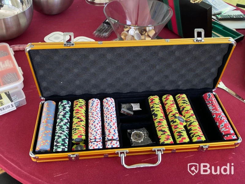 Pokerbord 2st, 75-tums TV, stolar m.m. Stort s-parti!