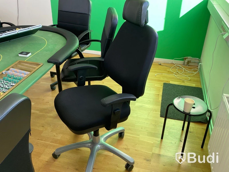 Pokerbord 2st, 75-tums TV, stolar m.m. Stort s-parti!