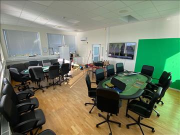 Pokerbord 2st, 75-tums TV, stolar m.m. Stort s-parti!