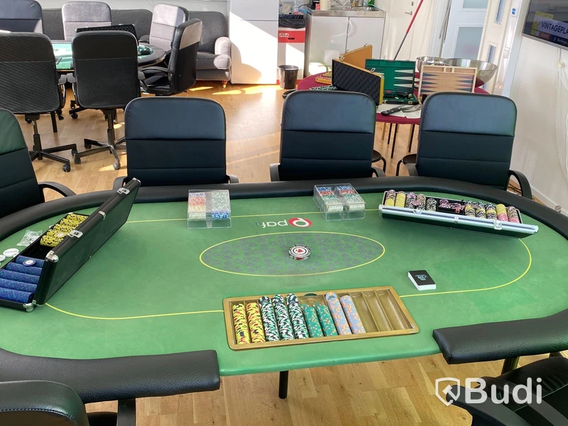 Pokerbord 2st, 75-tums TV, stolar m.m. Stort s-parti!