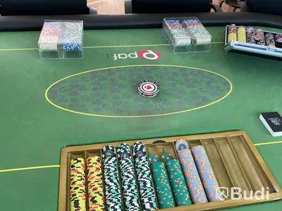 Pokerbord 2st, 75-tums TV, stolar m.m. Stort s-parti!