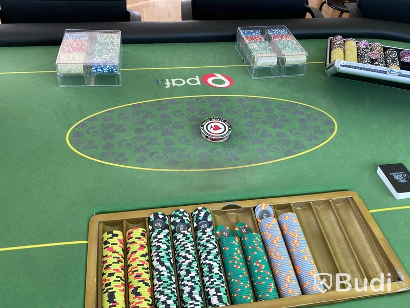 Pokerbord 2st, 75-tums TV, stolar m.m. Stort s-parti!