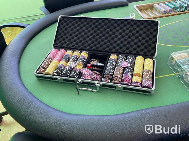 Pokerbord 2st, 75-tums TV, stolar m.m. Stort s-parti!