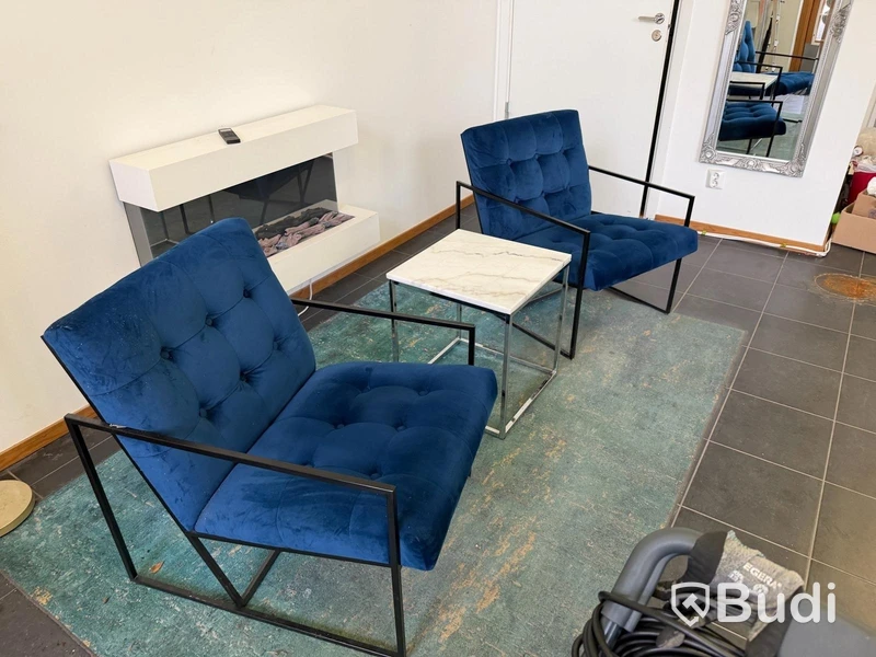 2 st fåtöljer med litet bord