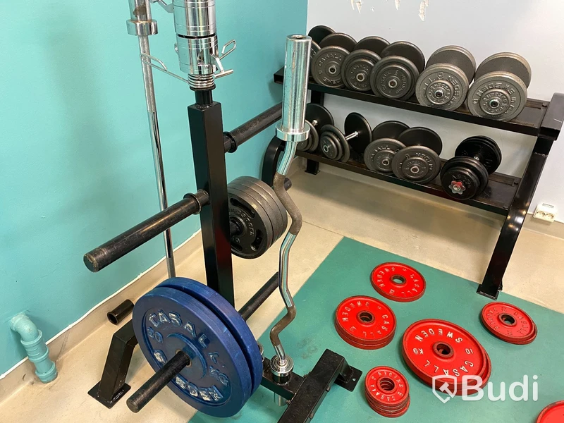 Viktställning utan vikter men med 1st curlstång, 1st rak stång och 2 viktlås