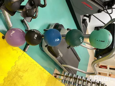Ställning med medicinbollar i olika storlekar/vikter 1, 2, 4, 5 och 7 kg ink ställningen