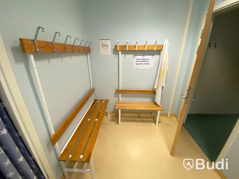 3st omklädningsbänkar samt smalt förvaringsskåp
