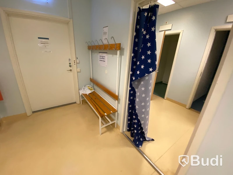 3st omklädningsbänkar samt smalt förvaringsskåp