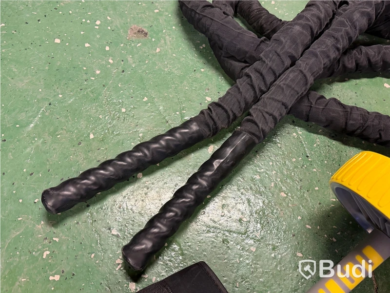 Diverse träningsutrustning, bl.a. Battle rope, ab wheel, parti hopprep m.m.