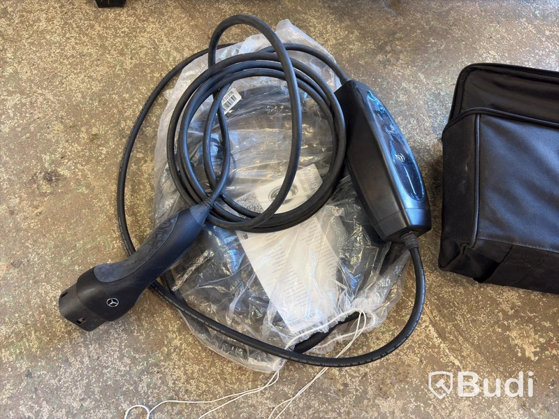 Car accessories, Thule roof rack and charging cables
