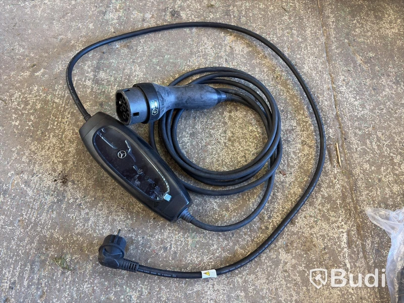 Car accessories, Thule roof rack and charging cables
