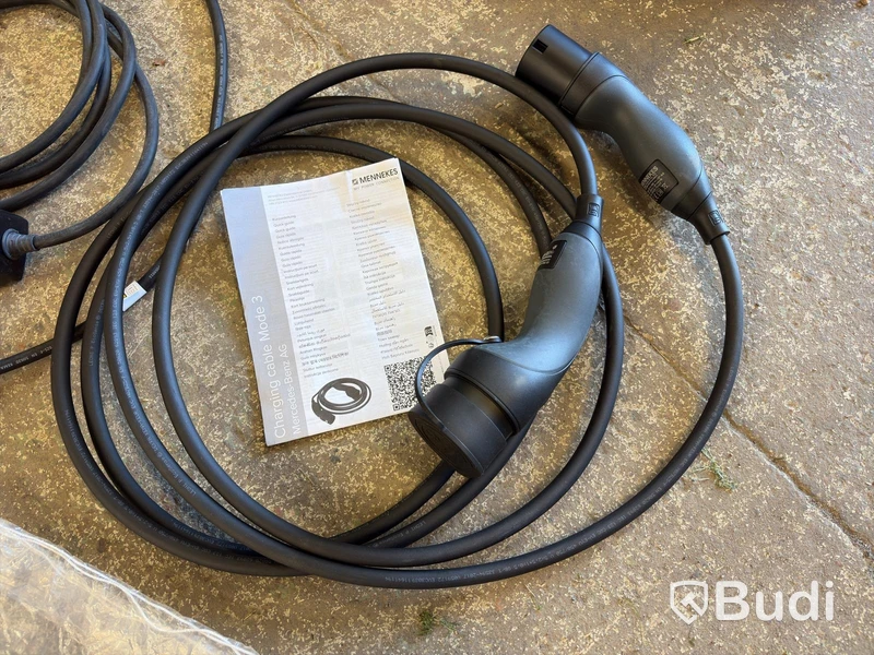 Car accessories, Thule roof rack and charging cables
