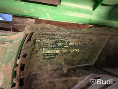 Arbetsbänk med blandade verktyg och tillbehör