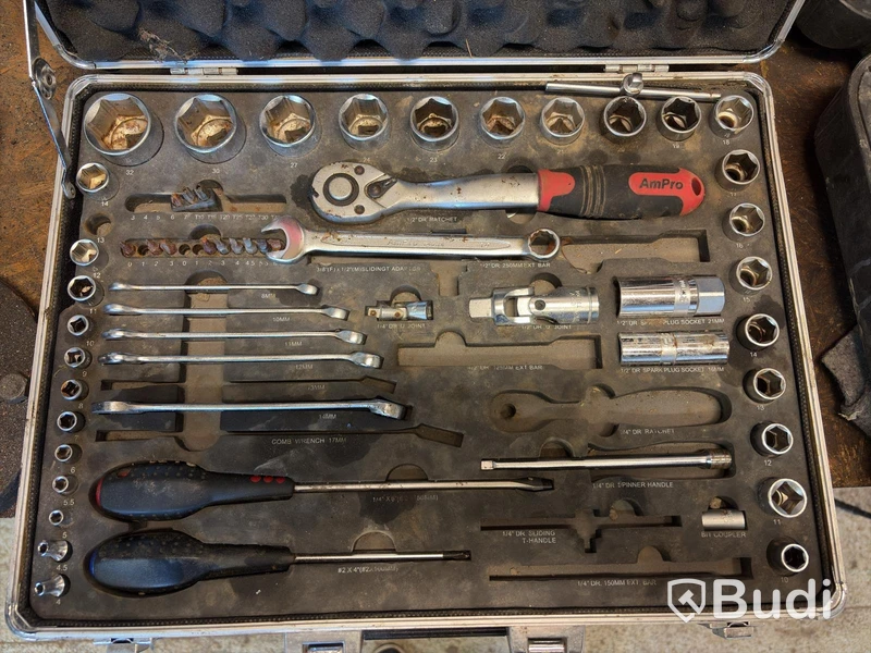 Arbetsbänk med blandade verktyg och tillbehör