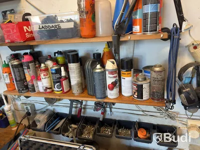 Arbetsbänk med blandade verktyg och tillbehör