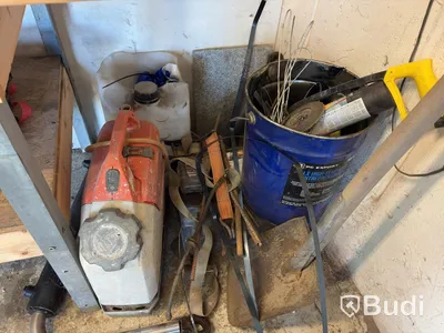 Arbetsbänk med blandade verktyg och tillbehör