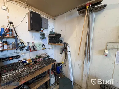 Arbetsbänk med blandade verktyg och tillbehör