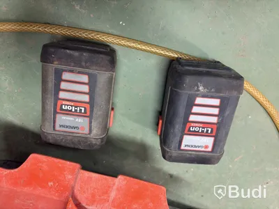Hyllor med verktyg och blandade tillbehör