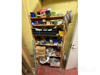 Hyllor med verktyg och blandade tillbehör