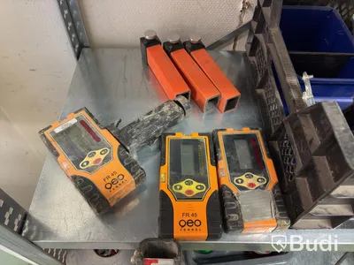 Hyllor med verktyg och blandade tillbehör