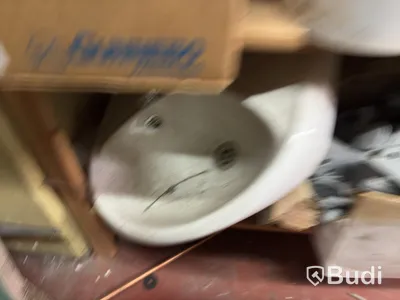 Hyllor med verktyg och blandade tillbehör