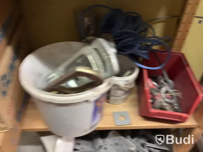 Hyllor med verktyg och blandade tillbehör