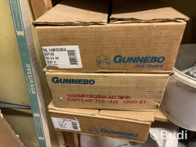Hyllor med verktyg och blandade tillbehör