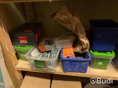 Hyllor med verktyg och blandade tillbehör