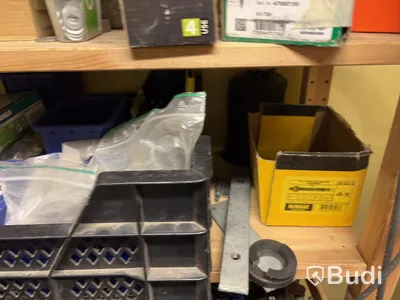 Hyllor med verktyg och blandade tillbehör