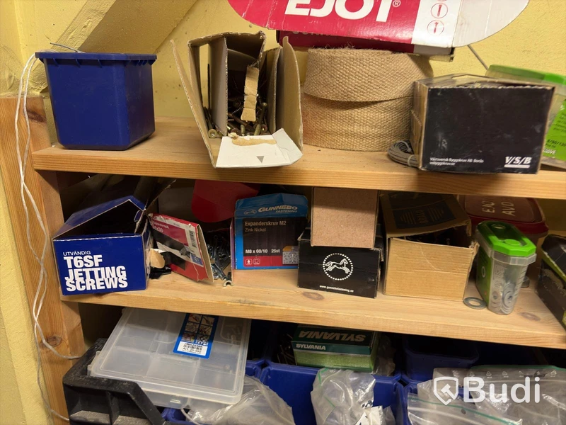 Hyllor med verktyg och blandade tillbehör
